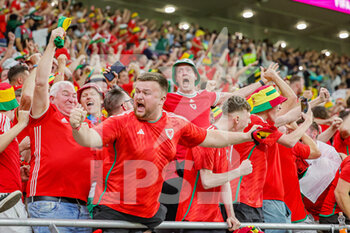 21/11/2022 - Wales fans celebrate the equalizer 1-1 during the FIFA World Cup 2022, Group B football match between United States and Wales on November 21, 2022 at Ahmad Bin Ali Stadium in Ar-Rayyan, Qatar - FOOTBALL - WORLD CUP 2022 - UNITED STATES V WALES - FIFA MONDIALI - CALCIO