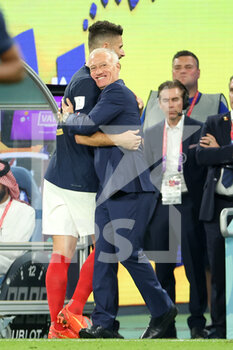 22/11/2022 - France coach Didier Deschamps embraces Olivier Giroud of France during the FIFA World Cup 2022, Group D football match between France and Australia on November 22, 2022 at Al Janoub Stadium in Al Wakrah, Qatar - FOOTBALL - WORLD CUP 2022 - FRANCE V AUSTRALIA - FIFA MONDIALI - CALCIO
