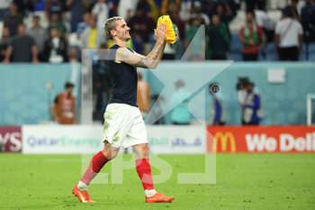 22/11/2022 - Antoine Griezmann of France salutes the fans at the end of the FIFA World Cup 2022, Group D football match between France and Australia on November 22, 2022 at Al Janoub Stadium in Al Wakrah, Qatar - FOOTBALL - WORLD CUP 2022 - FRANCE V AUSTRALIA - FIFA MONDIALI - CALCIO
