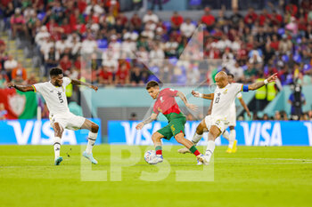2022-11-24 - Otavio (25) of Portugal tussles with Andre Ayew (10) of Ghana and Thomas Partey (5) of Ghana during the Fifa World Cup 2022, Group H football match between Portugal and Ghana on November 24, 2022 at Stadium 974 in Doha, Qatar - FOOTBALL - WORLD CUP 2022 - PORTUGAL V GHANA - FIFA WORLD CUP - SOCCER