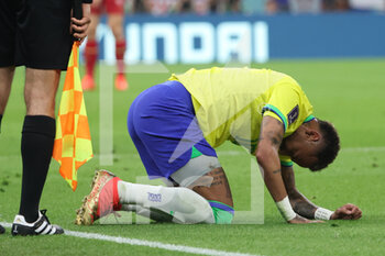 24/11/2022 - Neymar Jr of Brazil goes down injured during the FIFA World Cup 2022, Group G football match between Brazil and Serbia on November 24, 2022 at Lusail Stadium in Al Daayen, Qatar - FOOTBALL - WORLD CUP 2022 - BRAZIL V SERBIA - FIFA MONDIALI - CALCIO