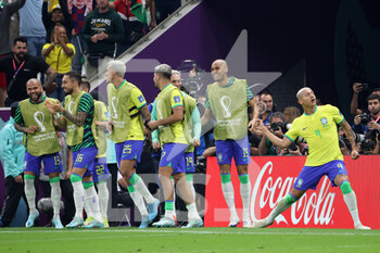 24/11/2022 - Richarlison of Brazil (R) celebrates with team mates after putting his side 1-0 ahead during the FIFA World Cup 2022, Group G football match between Brazil and Serbia on November 24, 2022 at Lusail Stadium in Al Daayen, Qatar - FOOTBALL - WORLD CUP 2022 - BRAZIL V SERBIA - FIFA MONDIALI - CALCIO