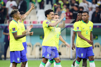 2022-11-24 - Marquinhos of Brazil and team mates celebrate winning following the FIFA World Cup 2022, Group G football match between Brazil and Serbia on November 24, 2022 at Lusail Stadium in Al Daayen, Qatar - FOOTBALL - WORLD CUP 2022 - BRAZIL V SERBIA - FIFA WORLD CUP - SOCCER