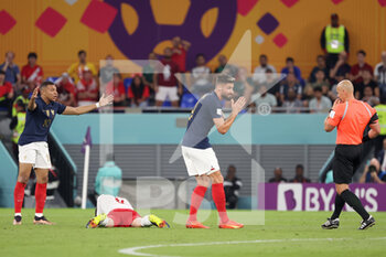 2022-11-26 - Olivier Giroud of France (C), Kylian Mbappe of France (L) react during the FIFA World Cup 2022, Group D football match between France and Denmark on November 26, 2022 at Stadium 974 in Doha, Qatar - FOOTBALL - WORLD CUP 2022 - FRANCE V DENMARK - FIFA WORLD CUP - SOCCER