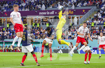 2022-11-26 - Hugo Lloris (1) of France makes a save during the FIFA World Cup 2022, Group D football match between France and Denmark on November 26, 2022 at Stadium 974 in Doha, Qatar - FOOTBALL - WORLD CUP 2022 - FRANCE V DENMARK - FIFA WORLD CUP - SOCCER