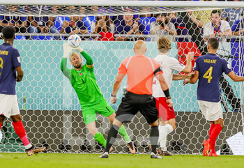2022-11-26 - Kasper Schmeichel (1) of Denmark makes a save during the FIFA World Cup 2022, Group D football match between France and Denmark on November 26, 2022 at Stadium 974 in Doha, Qatar - FOOTBALL - WORLD CUP 2022 - FRANCE V DENMARK - FIFA WORLD CUP - SOCCER