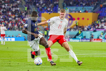 2022-11-26 - Andreas Cornelius (21) of Denmark tussles with Dayot Upamecano (18) of France during the FIFA World Cup 2022, Group D football match between France and Denmark on November 26, 2022 at Stadium 974 in Doha, Qatar - FOOTBALL - WORLD CUP 2022 - FRANCE V DENMARK - FIFA WORLD CUP - SOCCER