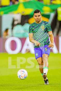 2022-11-29 - Casemiro (5) of Brazil warms up during the FIFA World Cup 2022, Group G football match between Brazil and Switzerland on November 28, 2022 at Stadium 974 in Doha, Qatar - FOOTBALL - WORLD CUP 2022 - BRAZIL V SWITZERLAND - FIFA WORLD CUP - SOCCER