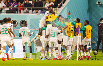 2022-11-29 - Ismaila Sarr (18) of Senegal scores from the penalty spot and celebrates with team mates 0-1 during the FIFA World Cup 2022, Group A football match between Ecuador and Senegal on November 29, 2022 at Khalifa International Stadium in Al Rayyan, Qatar - FOOTBALL - WORLD CUP 2022 - ECUADOR V SENEGAL - FIFA WORLD CUP - SOCCER