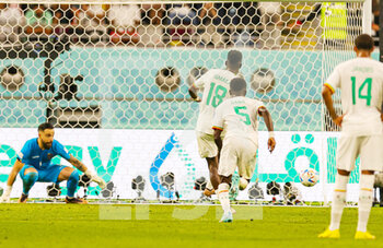 2022-11-29 - Ismaila Sarr (18) of Senegal scores from the penalty spot 0-1 during the FIFA World Cup 2022, Group A football match between Ecuador and Senegal on November 29, 2022 at Khalifa International Stadium in Al Rayyan, Qatar - FOOTBALL - WORLD CUP 2022 - ECUADOR V SENEGAL - FIFA WORLD CUP - SOCCER