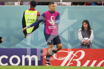 2022-11-30 - Kylian Mbappe of France warms up during the FIFA World Cup 2022, Group D football match between Tunisia and France on November 30, 2022 at Education City Stadium in Doha, Qatar - FOOTBALL - WORLD CUP 2022 - TUNISIA V FRANCE - FIFA WORLD CUP - SOCCER