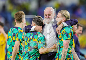 2022-11-30 - Head coach Graham Arnold of Australia celebrates at full time during the FIFA World Cup 2022, Group D football match between Australia and Denmark on November 30, 2022 at Al-Janoub Stadium in Al-Wakrah, Qatar - FOOTBALL - WORLD CUP 2022 - AUSTRALIA V DENMARK - FIFA WORLD CUP - SOCCER