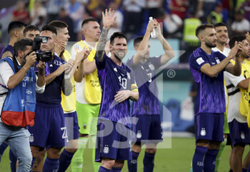 2022-11-30 - Lionel Messi of Argentina celebrates the victory with teammates following the FIFA World Cup 2022, Group C football match between Poland and Argentina on November 30, 2022 at Stadium 974 in Doha, Qatar - FOOTBALL - WORLD CUP 2022 - POLAND V ARGENTINA - FIFA WORLD CUP - SOCCER