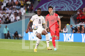 2022-11-28 - Inaki Williams of Ghana, Kim Young-Gwon of South Korea during the FIFA World Cup 2022, Group H football match between South Korea Republic and Ghana on November 28, 2022 at Education City Stadium in Doha, Qatar - FOOTBALL - WORLD CUP 2022 - KOREA REPUBLIC V GHANA - FIFA WORLD CUP - SOCCER
