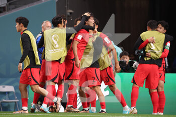 2022-11-28 - Cho Gue-Sung of South Korea celebrates his goal with teammates during the FIFA World Cup 2022, Group H football match between South Korea Republic and Ghana on November 28, 2022 at Education City Stadium in Doha, Qatar - FOOTBALL - WORLD CUP 2022 - KOREA REPUBLIC V GHANA - FIFA WORLD CUP - SOCCER