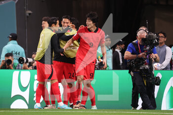2022-11-28 - Cho Gue-Sung of South Korea celebrates his goal with teammates during the FIFA World Cup 2022, Group H football match between South Korea Republic and Ghana on November 28, 2022 at Education City Stadium in Doha, Qatar - FOOTBALL - WORLD CUP 2022 - KOREA REPUBLIC V GHANA - FIFA WORLD CUP - SOCCER