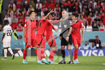 2022-11-28 - Son Heung-Min of South Korea argues with referee Anthony Taylor of England during the FIFA World Cup 2022, Group H football match between South Korea Republic and Ghana on November 28, 2022 at Education City Stadium in Doha, Qatar - FOOTBALL - WORLD CUP 2022 - KOREA REPUBLIC V GHANA - FIFA WORLD CUP - SOCCER