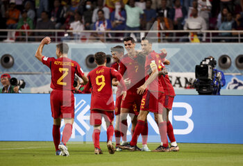 2022-12-01 - Alvaro Morata of Spain celebrates his goal with Sergio Busquets and teammates during the FIFA World Cup 2022, Group E football match between Japan and Spain on December 1, 2022 at Khalifa International Stadium in Ar-Rayyan, Qatar - FOOTBALL - WORLD CUP 2022 - JAPAN V SPAIN - FIFA WORLD CUP - SOCCER