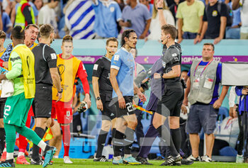 02/12/2022 - Uruguay players hound the referee at full time during the FIFA World Cup 2022, Group H football match between Ghana and Uruguay on December 2, 2022 at Al-Janoub Stadium in Al-Wakrah, Qatar - FOOTBALL - WORLD CUP 2022 - GHANA V URUGUAY - FIFA MONDIALI - CALCIO