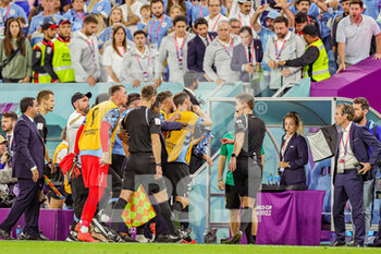 2022-12-02 - Uruguay players hound the referee at full time during the FIFA World Cup 2022, Group H football match between Ghana and Uruguay on December 2, 2022 at Al-Janoub Stadium in Al-Wakrah, Qatar - FOOTBALL - WORLD CUP 2022 - GHANA V URUGUAY - FIFA WORLD CUP - SOCCER