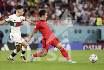 2022-12-02 - Lee Kang-In of South Korea, Vitinha of Portugal (left) during the FIFA World Cup 2022, Group H football match between Korea Republic and Portugal on December 2, 2022 at Education City Stadium in Doha, Qatar - FOOTBALL - WORLD CUP 2022 - KOREA REPUBLIC V PORTUGAL - FIFA WORLD CUP - SOCCER