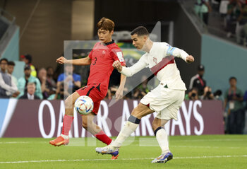 2022-12-02 - Cristiano Ronaldo of Portugal, Kim Jin-Su of South Korea (left) during the FIFA World Cup 2022, Group H football match between Korea Republic and Portugal on December 2, 2022 at Education City Stadium in Doha, Qatar - FOOTBALL - WORLD CUP 2022 - KOREA REPUBLIC V PORTUGAL - FIFA WORLD CUP - SOCCER