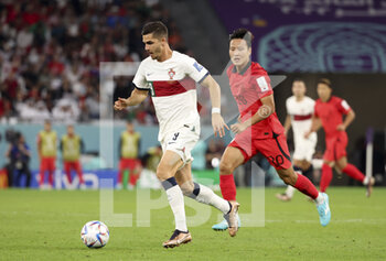 2022-12-02 - Andre Silva of Portugal, Kwon Kyung-Won of South Korea during the FIFA World Cup 2022, Group H football match between Korea Republic and Portugal on December 2, 2022 at Education City Stadium in Doha, Qatar - FOOTBALL - WORLD CUP 2022 - KOREA REPUBLIC V PORTUGAL - FIFA WORLD CUP - SOCCER
