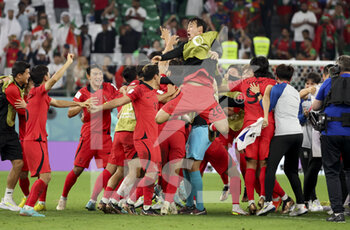 2022-12-02 - Song Min-Kyu of South Korea and teammates celebrate the victory following the FIFA World Cup 2022, Group H football match between Korea Republic and Portugal on December 2, 2022 at Education City Stadium in Doha, Qatar - FOOTBALL - WORLD CUP 2022 - KOREA REPUBLIC V PORTUGAL - FIFA WORLD CUP - SOCCER