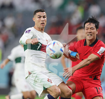 2022-12-02 - Cristiano Ronaldo of Portugal, Young-gwon Kim of Korea Republic during the FIFA World Cup 2022, Group H football match between Korea Republic and Portugal on December 2, 2022 at Education City Stadium in Doha, Qatar - FOOTBALL - WORLD CUP 2022 - KOREA REPUBLIC V PORTUGAL - FIFA WORLD CUP - SOCCER
