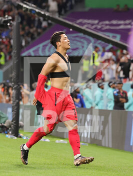 2022-12-02 - Hee-chan Hwang of Korea Republic celebrates his goal 2-1 during the FIFA World Cup 2022, Group H football match between Korea Republic and Portugal on December 2, 2022 at Education City Stadium in Doha, Qatar - FOOTBALL - WORLD CUP 2022 - KOREA REPUBLIC V PORTUGAL - FIFA WORLD CUP - SOCCER