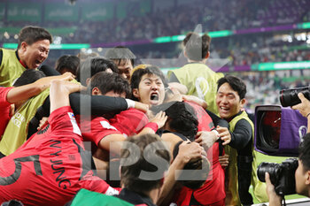 2022-12-02 - Hee-chan Hwang of Korea Republic celebrates his goal 2-1 with teammates during the FIFA World Cup 2022, Group H football match between Korea Republic and Portugal on December 2, 2022 at Education City Stadium in Doha, Qatar - FOOTBALL - WORLD CUP 2022 - KOREA REPUBLIC V PORTUGAL - FIFA WORLD CUP - SOCCER