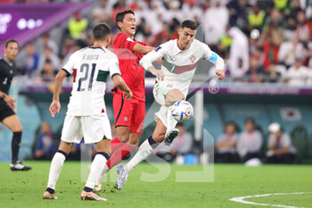 2022-12-02 - Cristiano Ronaldo of Portugal, Woo-young Jung of Korea Republic during the FIFA World Cup 2022, Group H football match between Korea Republic and Portugal on December 2, 2022 at Education City Stadium in Doha, Qatar - FOOTBALL - WORLD CUP 2022 - KOREA REPUBLIC V PORTUGAL - FIFA WORLD CUP - SOCCER