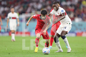 2022-12-02 - Moon-hwan Kim of Korea Republic and William Carvalho of Portugal during the FIFA World Cup 2022, Group H football match between Korea Republic and Portugal on December 2, 2022 at Education City Stadium in Doha, Qatar - FOOTBALL - WORLD CUP 2022 - KOREA REPUBLIC V PORTUGAL - FIFA WORLD CUP - SOCCER