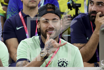 2022-12-02 - Neymar Jr of Brazil in the stands during the FIFA World Cup 2022, Group G football match between Cameroon and Brazil on December 2, 2022 at Lusail Stadium in Al Daayen, Qatar - FOOTBALL - WORLD CUP 2022 - CAMEROON V BRAZIL - FIFA WORLD CUP - SOCCER