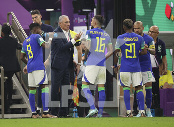 2022-12-02 - Coach of Brazil Tite talks to his players during the FIFA World Cup 2022, Group G football match between Cameroon and Brazil on December 2, 2022 at Lusail Stadium in Al Daayen, Qatar - FOOTBALL - WORLD CUP 2022 - CAMEROON V BRAZIL - FIFA WORLD CUP - SOCCER