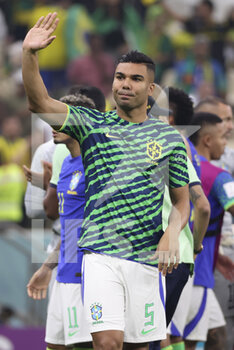 2022-12-02 - Casemiro of Brazil salutes the fans following the FIFA World Cup 2022, Group G football match between Cameroon and Brazil on December 2, 2022 at Lusail Stadium in Al Daayen, Qatar - FOOTBALL - WORLD CUP 2022 - CAMEROON V BRAZIL - FIFA WORLD CUP - SOCCER
