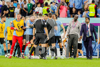 2022-12-03 - Edinson Cavani (21) of Uruguay and Uruguay players square up to the referee and officials during the FIFA World Cup 2022, Group H football match between Ghana and Uruguay on December 2, 2022 at Al-Janoub Stadium in Al-Wakrah, Qatar - FOOTBALL - WORLD CUP 2022 - GHANA V URUGUAY - FIFA WORLD CUP - SOCCER