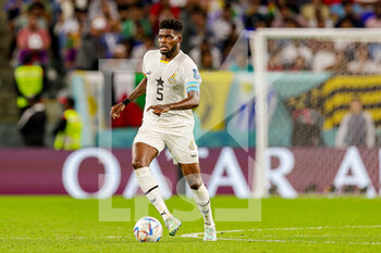 2022-12-03 - Thomas Partey (5) of Ghana during the FIFA World Cup 2022, Group H football match between Ghana and Uruguay on December 2, 2022 at Al-Janoub Stadium in Al-Wakrah, Qatar - FOOTBALL - WORLD CUP 2022 - GHANA V URUGUAY - FIFA WORLD CUP - SOCCER