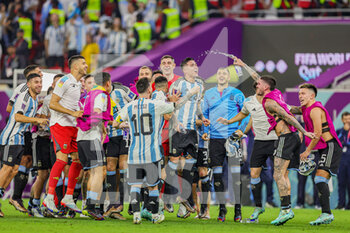 2022-12-04 - Argentina players celebrate at full time during the FIFA World Cup 2022, Round of 16 football match between Argentina and Australia on December 3, 2022 at Ahmad Bin Ali Stadium in Al Rayyan, Qatar - FOOTBALL - WORLD CUP 2022 - 1/8 - ARGENTINA V AUSTRALIA - FIFA WORLD CUP - SOCCER