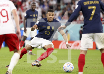 2022-12-04 - Kylian Mbappe of France during the FIFA World Cup 2022, Round of 16 football match between France and Poland on December 4, 2022 at Al Thumama Stadium in Doha, Qatar - FOOTBALL - WORLD CUP 2022 - 1/8 - FRANCE V POLAND - FIFA WORLD CUP - SOCCER