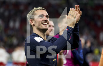 2022-12-04 - Antoine Griezmann of France celebrates the victory following the FIFA World Cup 2022, Round of 16 football match between France and Poland on December 4, 2022 at Al Thumama Stadium in Doha, Qatar - FOOTBALL - WORLD CUP 2022 - 1/8 - FRANCE V POLAND - FIFA WORLD CUP - SOCCER