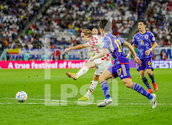 2022-12-05 - Lovro Majer (7) of Croatia during the FIFA World Cup 2022, Round of 16 football match between Japan and Croatia on December 5, 2022 at Al-Janoub Stadium in Al-Wakrah, Qatar - FOOTBALL - WORLD CUP 2022 - 1/8 - JAPAN V CROATIA - FIFA WORLD CUP - SOCCER