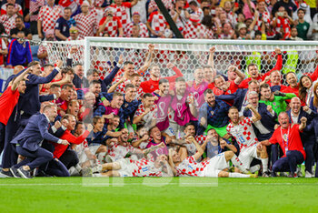 2022-12-05 - Croatia celebrate at full time during the FIFA World Cup 2022, Round of 16 football match between Japan and Croatia on December 5, 2022 at Al-Janoub Stadium in Al-Wakrah, Qatar - FOOTBALL - WORLD CUP 2022 - 1/8 - JAPAN V CROATIA - FIFA WORLD CUP - SOCCER