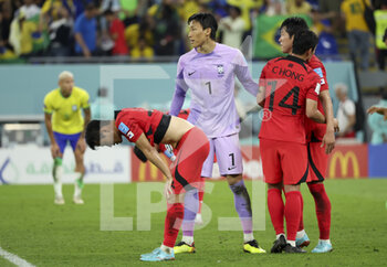 2022-12-05 - South Korea goalkeeper Kim Seung-Gyu and teammates are dejected following the FIFA World Cup 2022, Round of 16 football match between Brazil and Korea Republic on December 5, 2022 at Stadium 974 in Doha, Qatar - FOOTBALL - WORLD CUP 2022 - 1/8 - BRAZIL V KOREA REPUBLIC - FIFA WORLD CUP - SOCCER