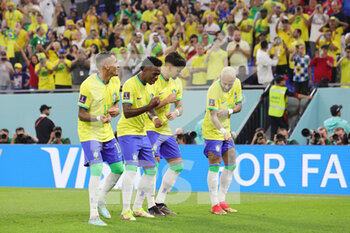 2022-12-05 - Vinicius Junior of Brazil celebrates his goal 1-0 with team mates during the FIFA World Cup 2022, Round of 16 football match between Brazil and Korea Republic on December 5, 2022 at Stadium 974 in Doha, Qatar - FOOTBALL - WORLD CUP 2022 - 1/8 - BRAZIL V KOREA REPUBLIC - FIFA WORLD CUP - SOCCER