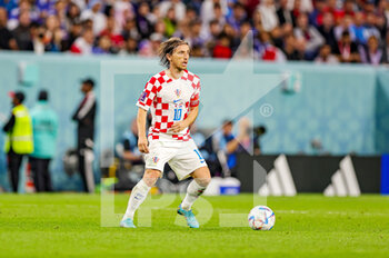2022-12-06 - Luka Modric (10) of Croatia during the FIFA World Cup 2022, Round of 16 football match between Japan and Croatia on December 5, 2022 at Al-Janoub Stadium in Al-Wakrah, Qatar - FOOTBALL - WORLD CUP 2022 - 1/8 - JAPAN V CROATIA - FIFA WORLD CUP - SOCCER