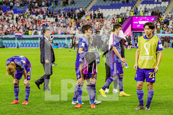 2022-12-06 - Japan players look dejected at full time during the FIFA World Cup 2022, Round of 16 football match between Japan and Croatia on December 5, 2022 at Al-Janoub Stadium in Al-Wakrah, Qatar - FOOTBALL - WORLD CUP 2022 - 1/8 - JAPAN V CROATIA - FIFA WORLD CUP - SOCCER