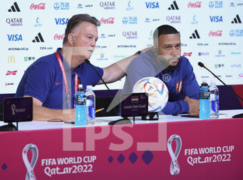 2022-12-08 - Coach of Netherlands Louis Van Gaal, Memphis Depay answer to the media during a press conference at the Qatar National Convention Center QNCC during the FIFA World Cup 2022 on December 8, 2022 in Doha, Qatar - FOOTBALL - WORLD CUP 2022 - MISCS - FIFA WORLD CUP - SOCCER