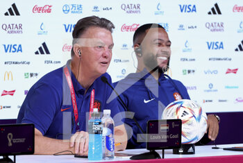 2022-12-08 - Coach of Netherlands Louis Van Gaal, Memphis Depay laugh during a press conference at the Qatar National Convention Center QNCC during the FIFA World Cup 2022 on December 8, 2022 in Doha, Qatar - FOOTBALL - WORLD CUP 2022 - MISCS - FIFA WORLD CUP - SOCCER