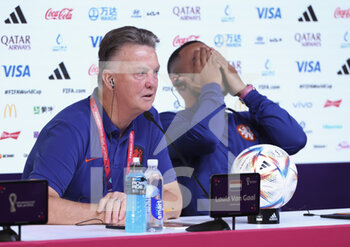 08/12/2022 - Coach of Netherlands Louis Van Gaal, Memphis Depay laugh during a press conference at the Qatar National Convention Center QNCC during the FIFA World Cup 2022 on December 8, 2022 in Doha, Qatar - FOOTBALL - WORLD CUP 2022 - MISCS - FIFA MONDIALI - CALCIO